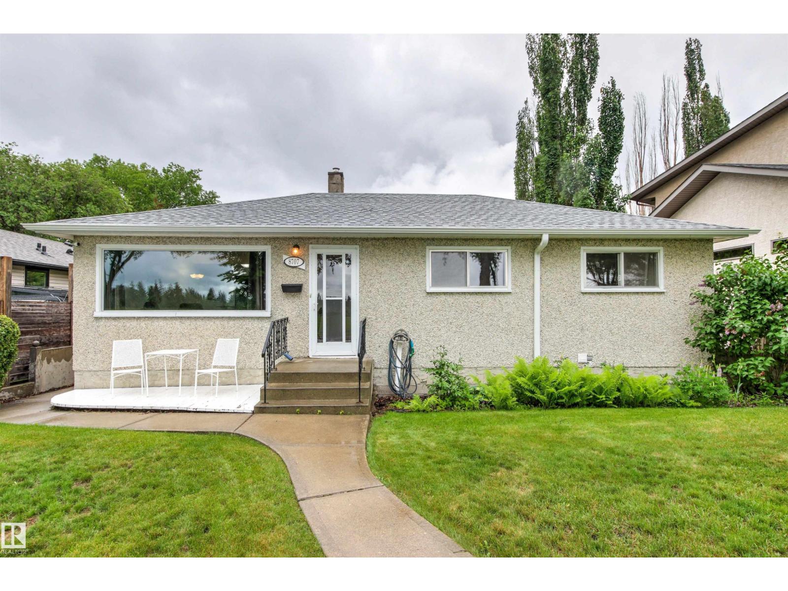 8707 69 AV NW
