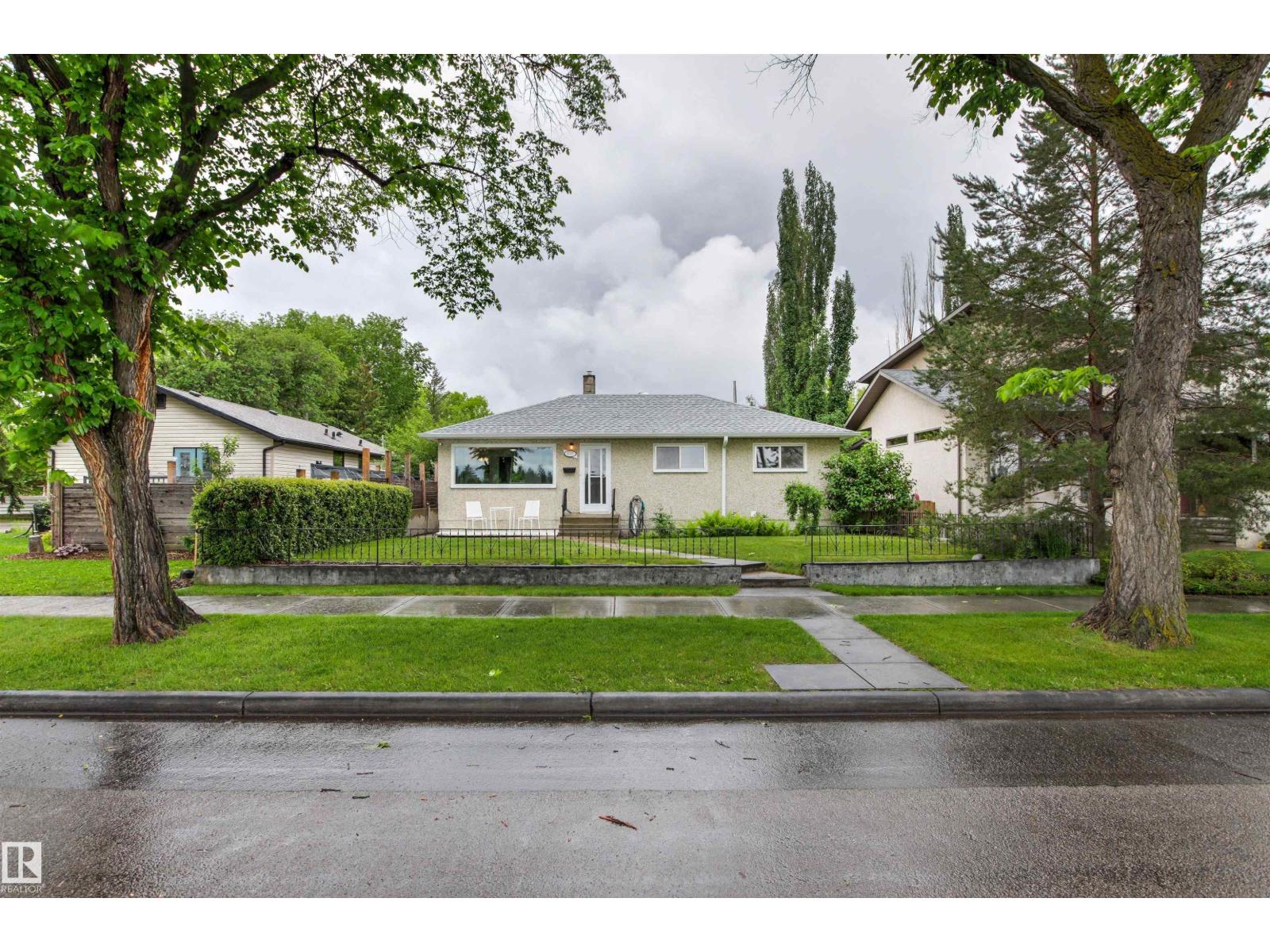 8707 69 AV NW