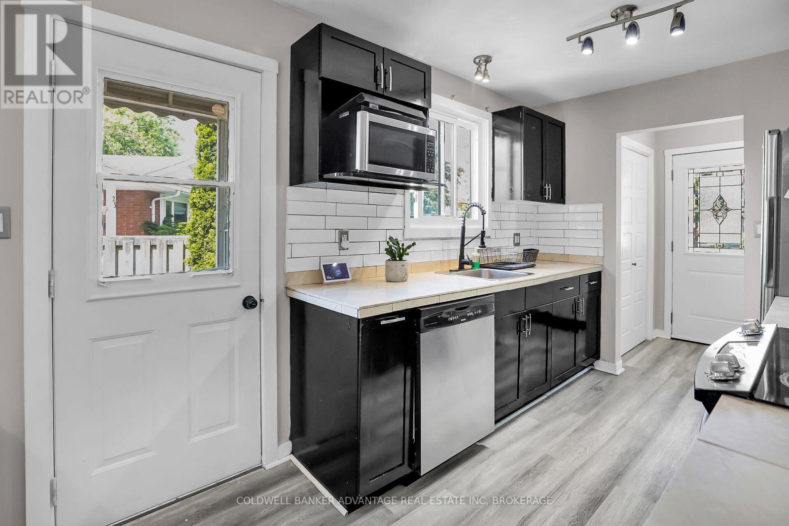 21 FAIRLAWN CRESCENT