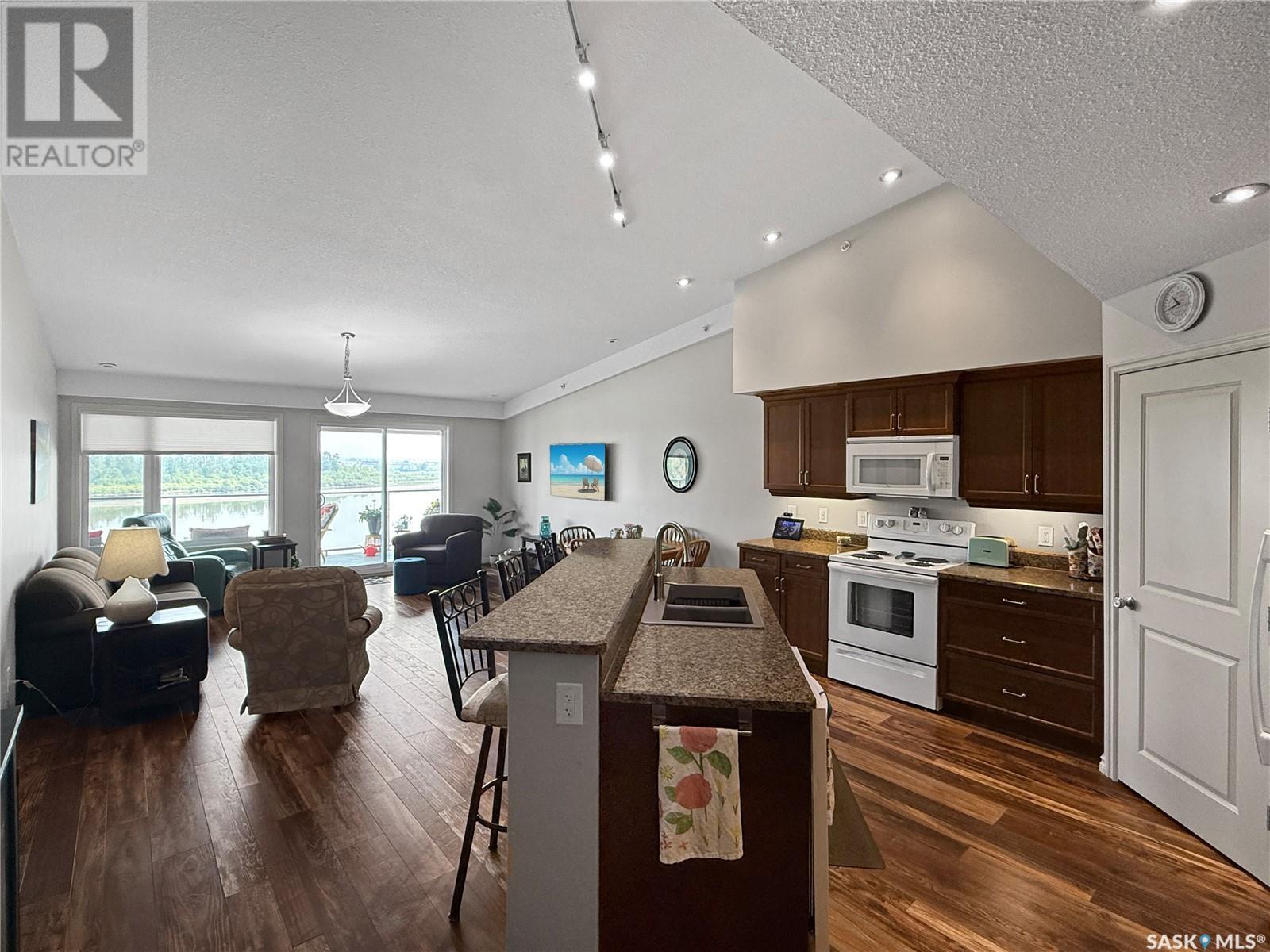 401 1602 1st STREET E