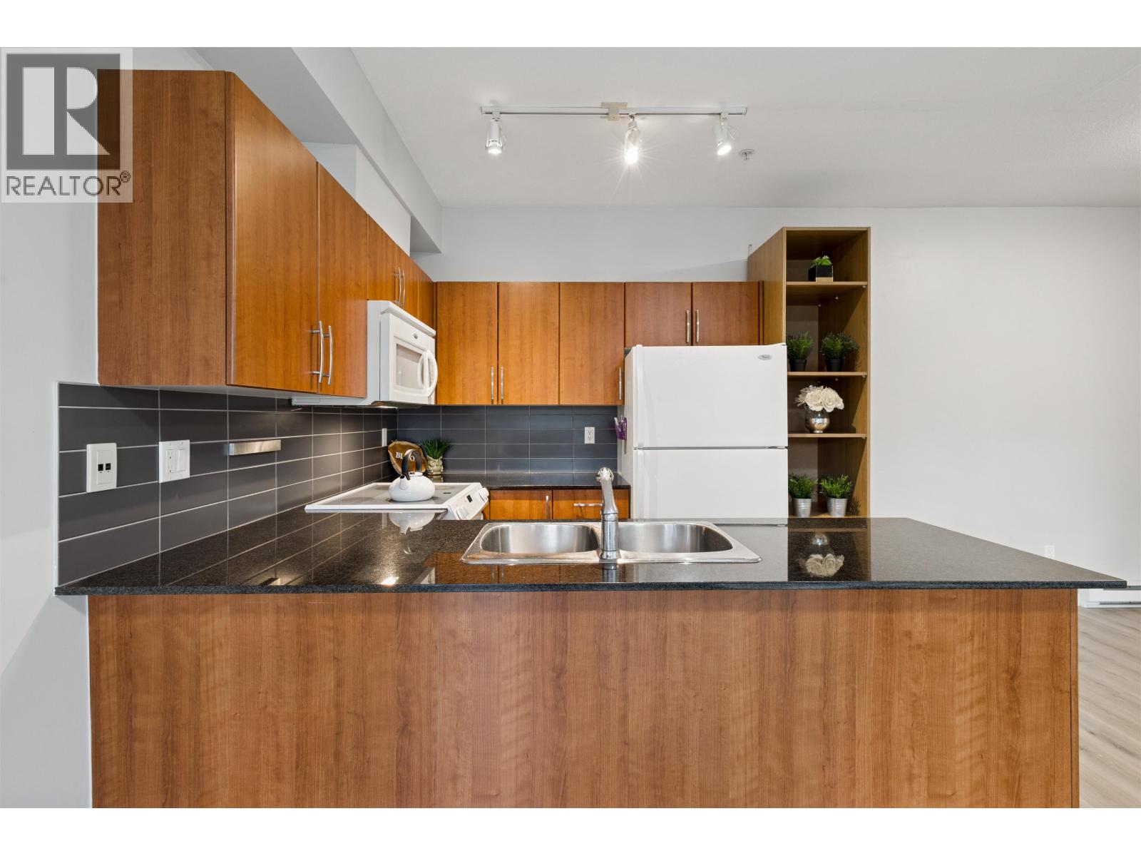 201 1661 FRASER AVENUE