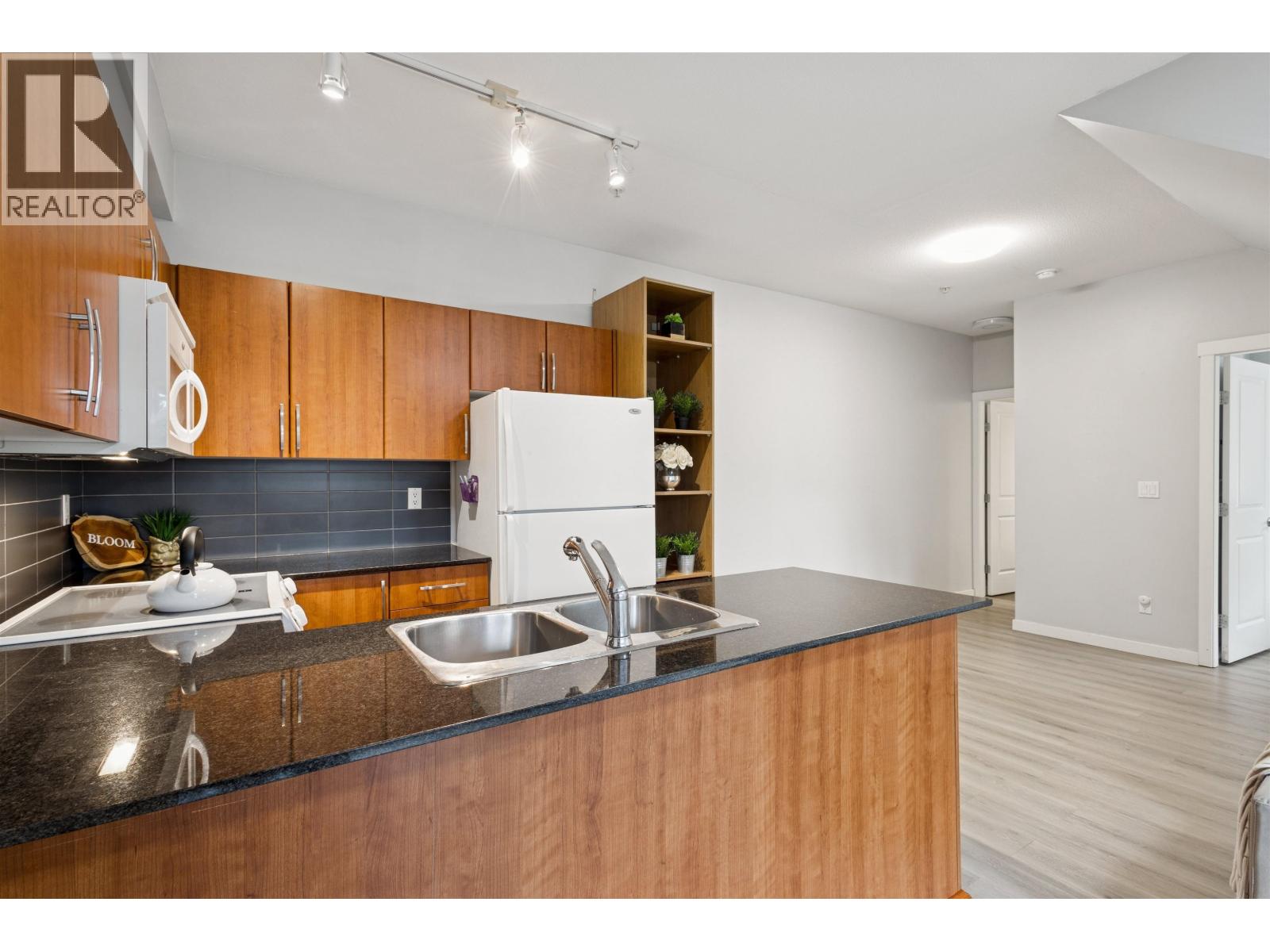 201 1661 FRASER AVENUE