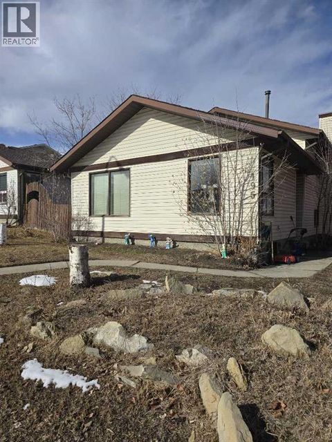 195 Shawglen Road SW Calgary AB T2Y1Y2