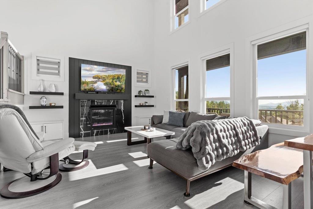 8555 FOREST GATE DRIVE|Eastern Hillsides