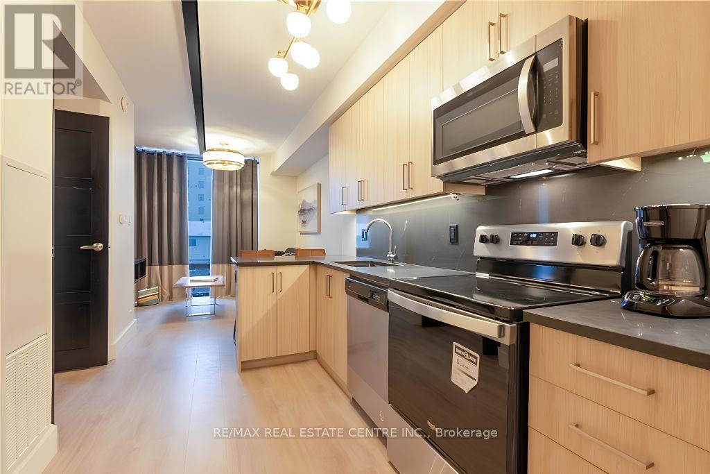 611 - 145 COLUMBIA STREET W