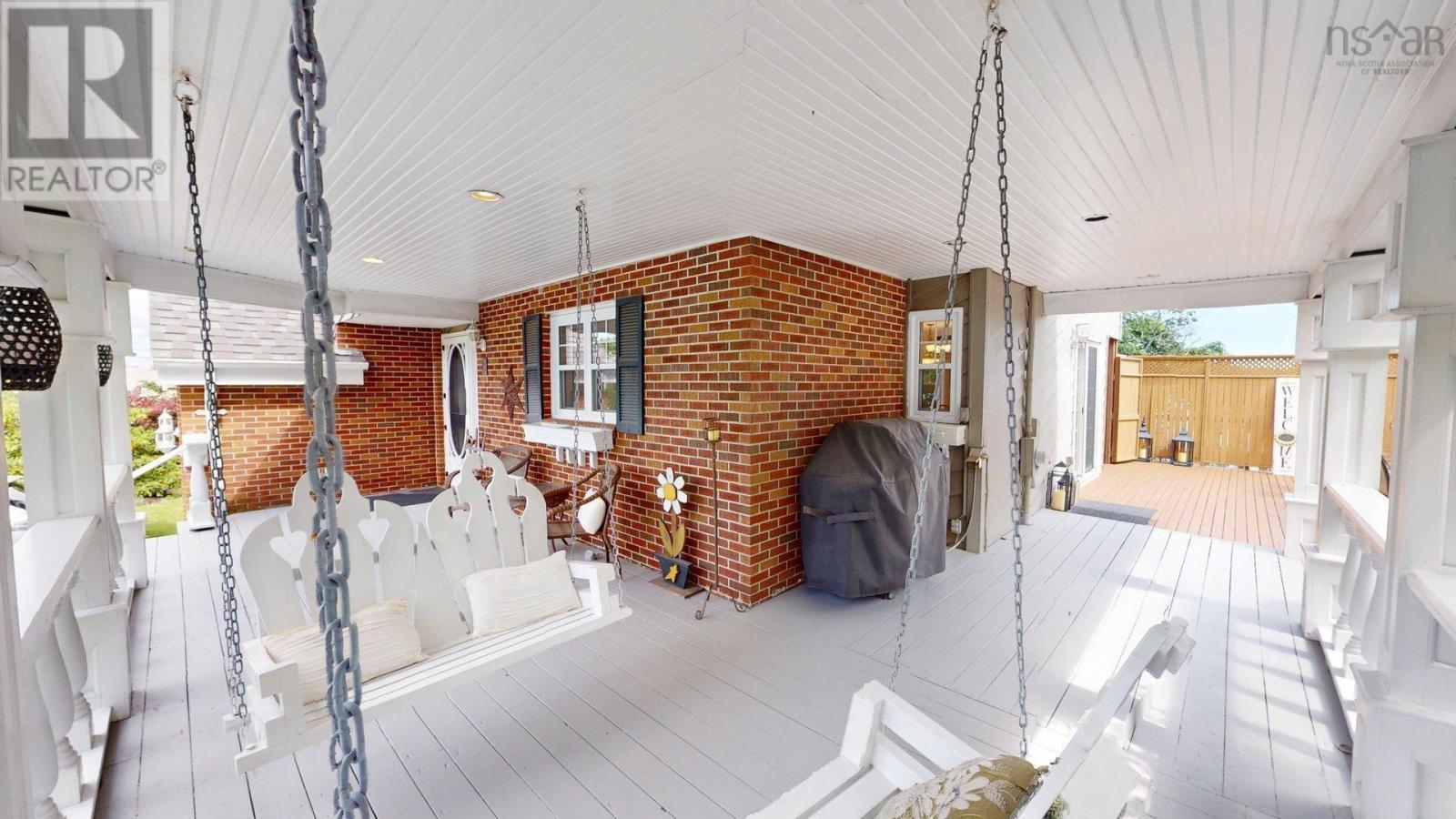 8 Glen Manor Drive
