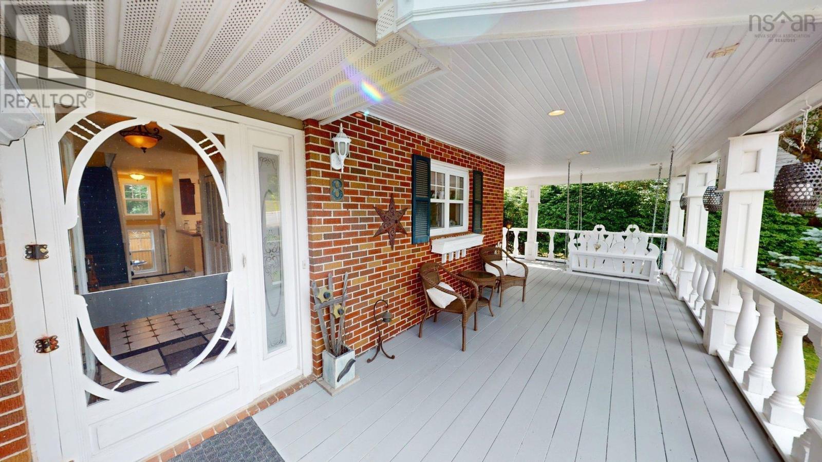 8 Glen Manor Drive