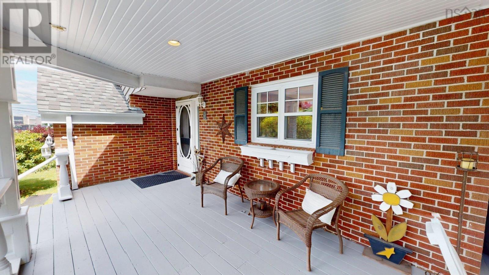 8 Glen Manor Drive