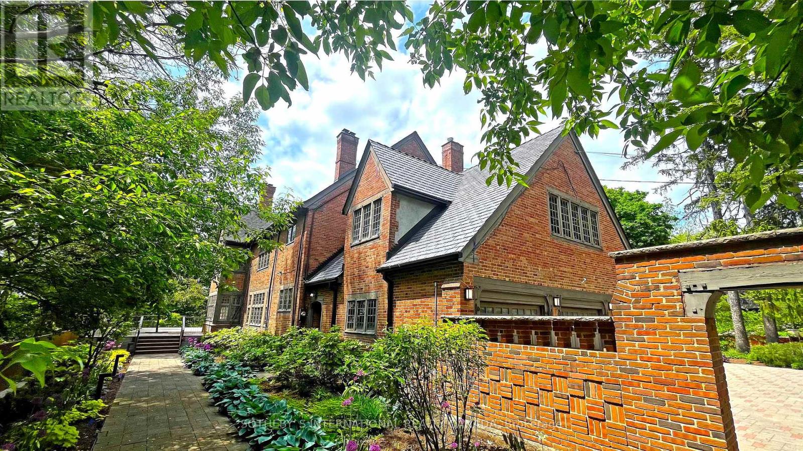 372 OLD YONGE STREET