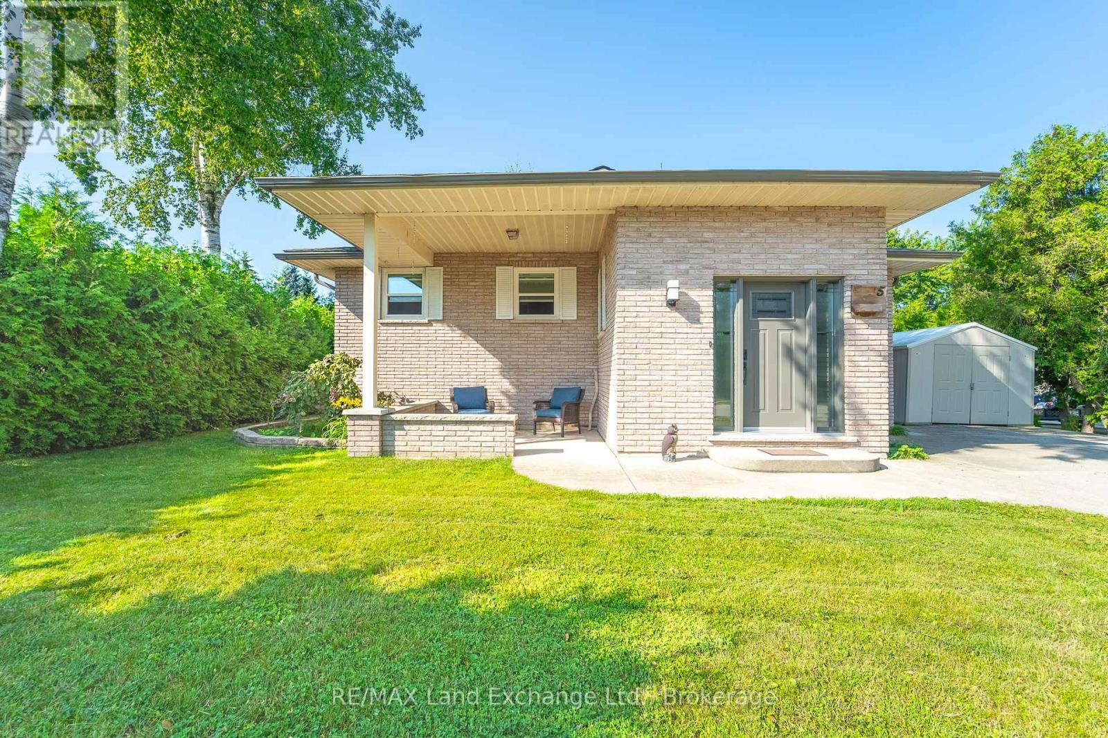 5 MACGREGOR BEACH ROAD