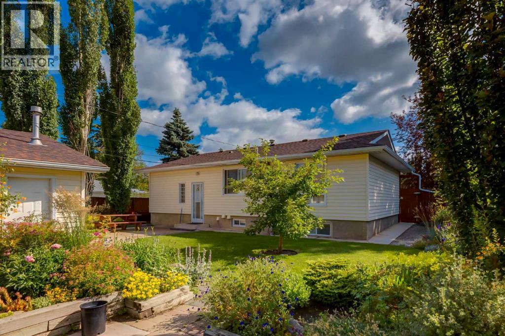 228 Maple Court Crescent SE