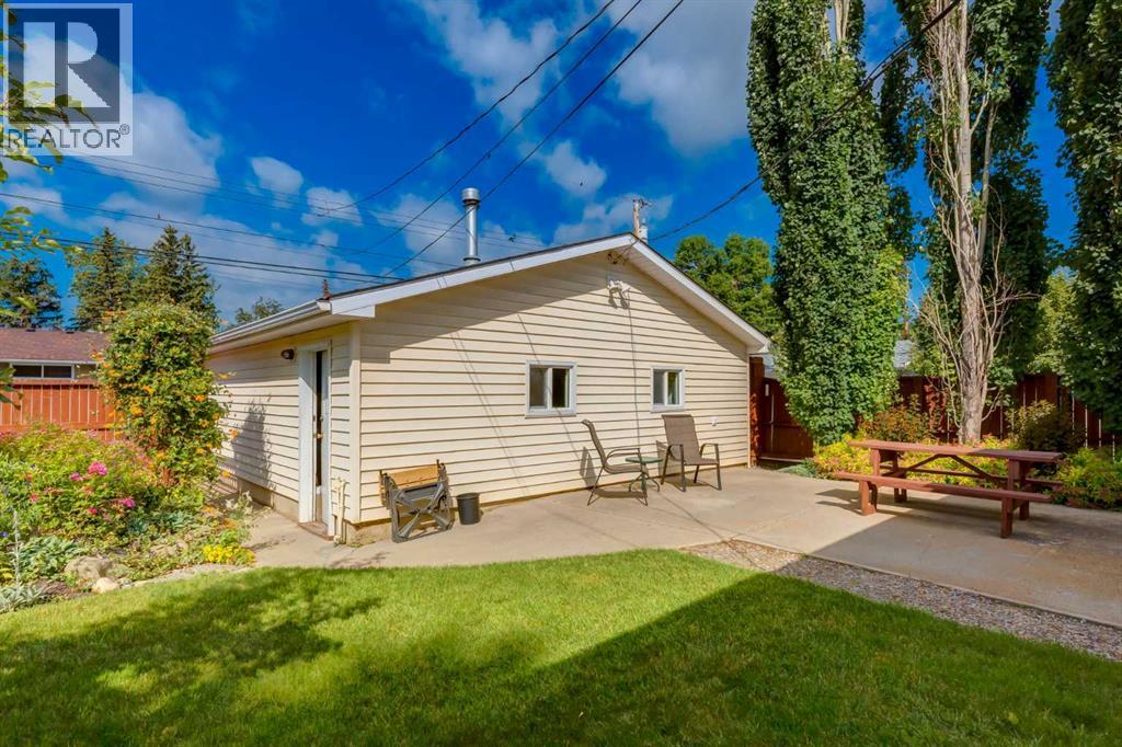 228 Maple Court Crescent SE