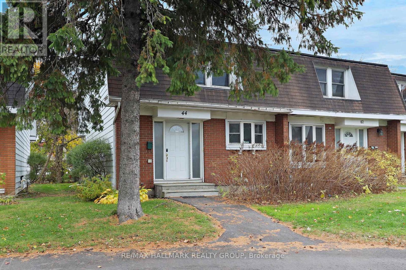Photo 1 of 10 — 44 - 920 DYNES ROAD Unit 44, Ottawa, ON K2C0G8