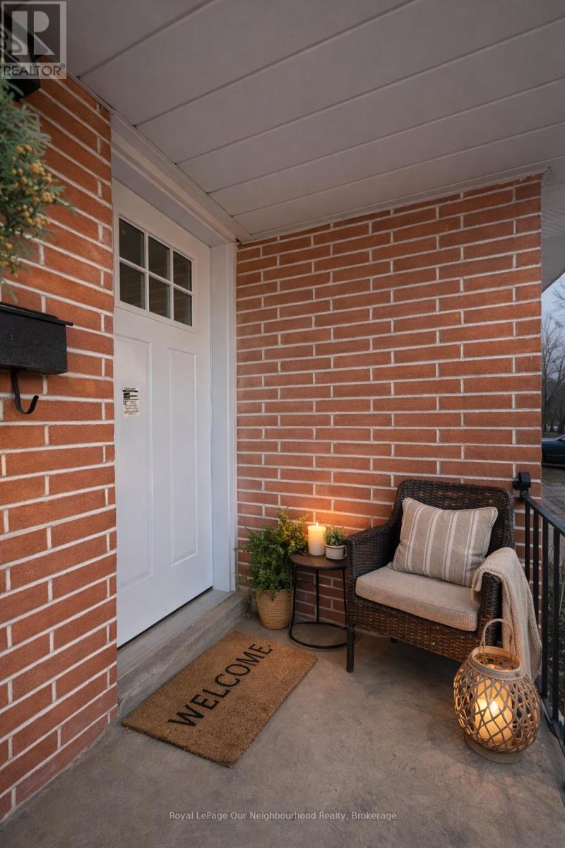 1 - 1382 LEIGHTON ROAD N