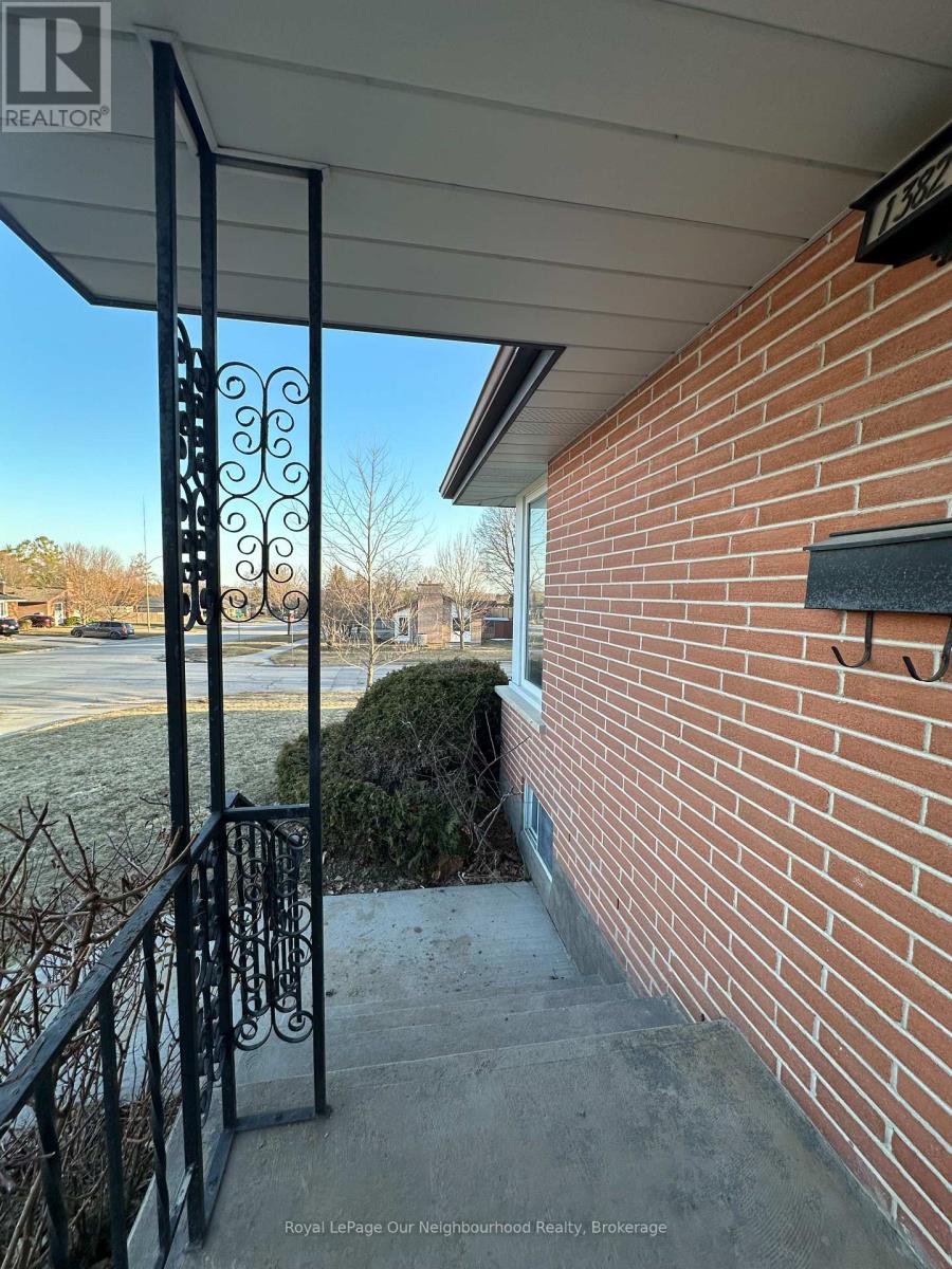 1 - 1382 LEIGHTON ROAD N