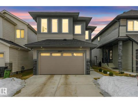 16819 48 ST NW Edmonton AB T5Y0W3