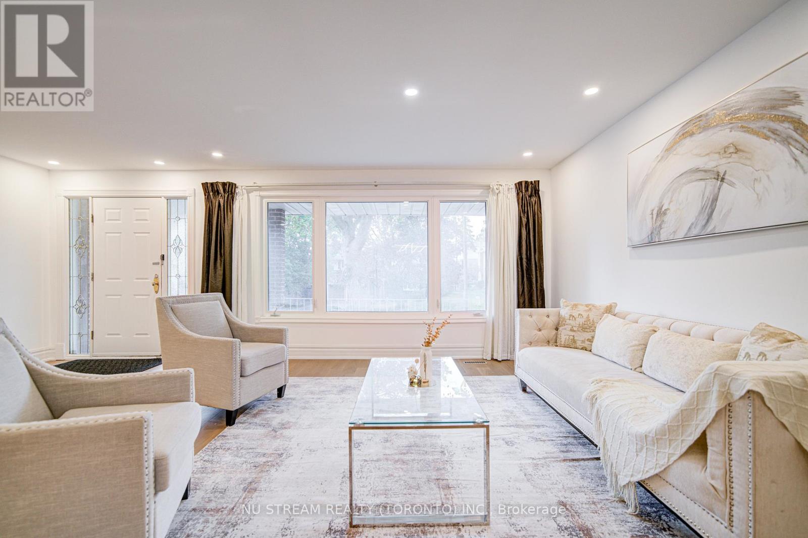 8 HEMINGWAY CRESCENT