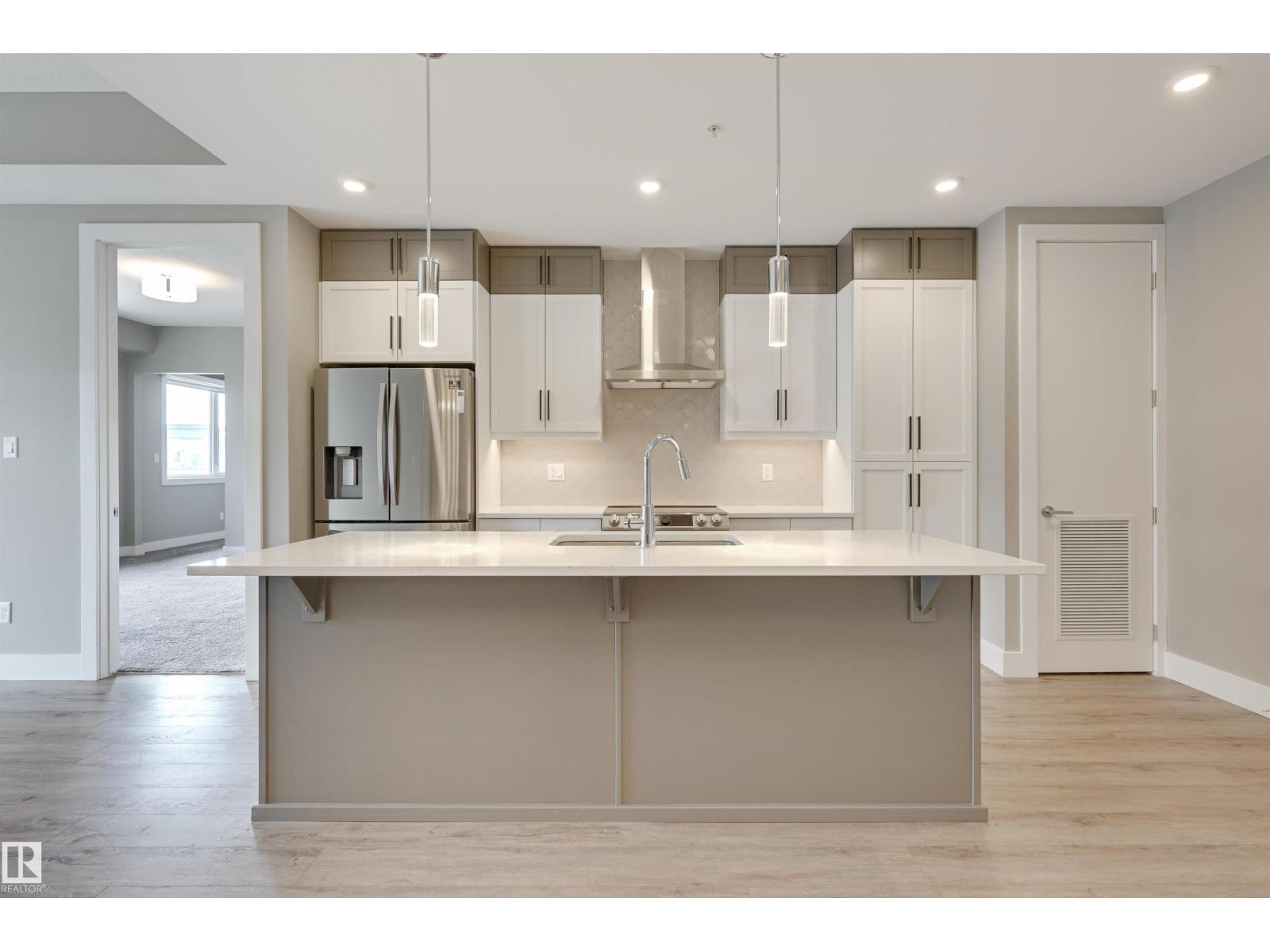 #406 528 Griesbach PR NW