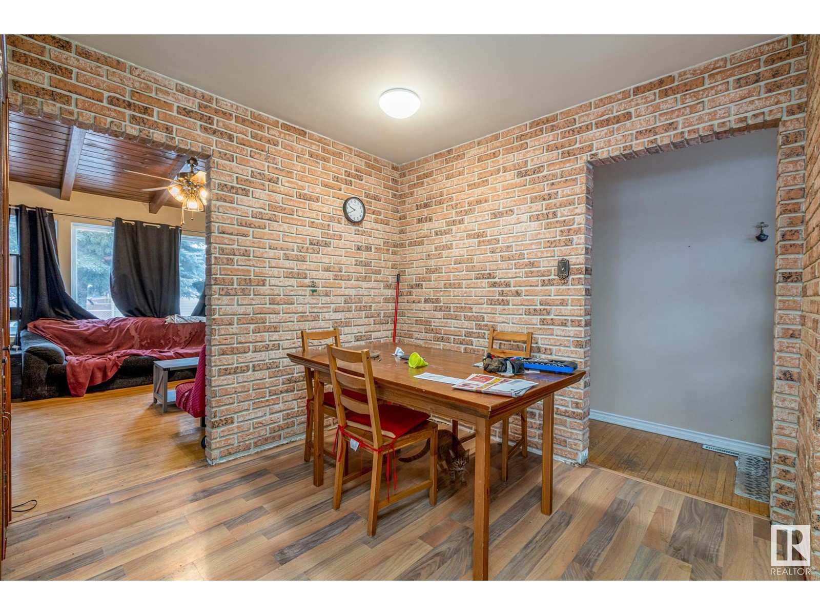 5211 101A AV NW