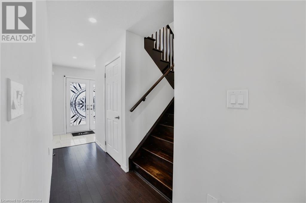 32 HEDGES Crescent
