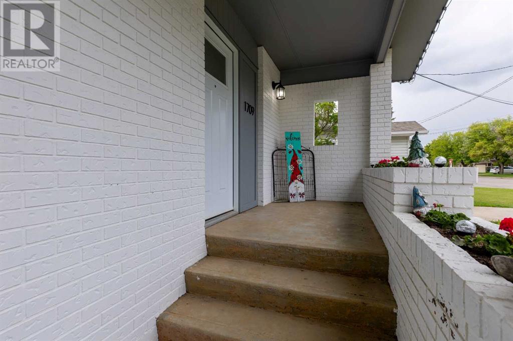 1709 22 Avenue