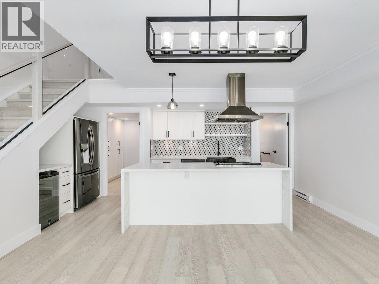 110 1350 VIEW CRESCENT