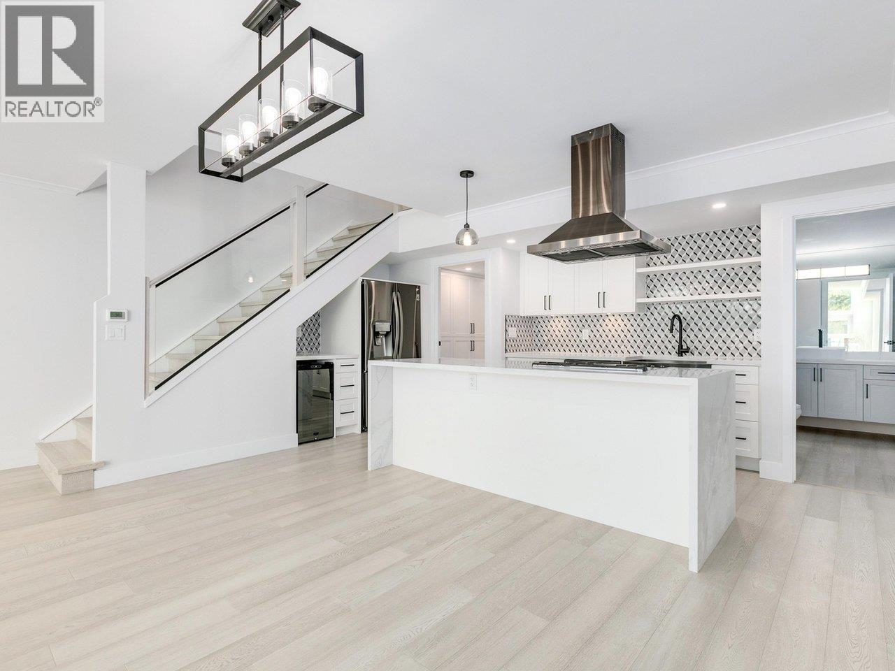 110 1350 VIEW CRESCENT