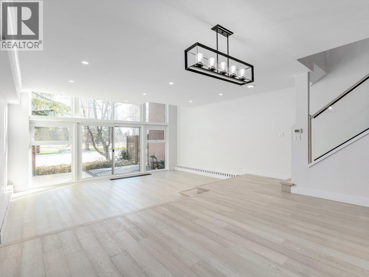 110 1350 VIEW CRESCENT