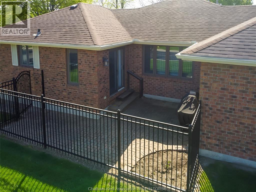 Photo 1 of 50 — 21 Earl DRIVE, Chatham, ON N7M6E6
