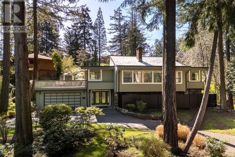 990 Cottontree Close Saanich BC V8X4E9