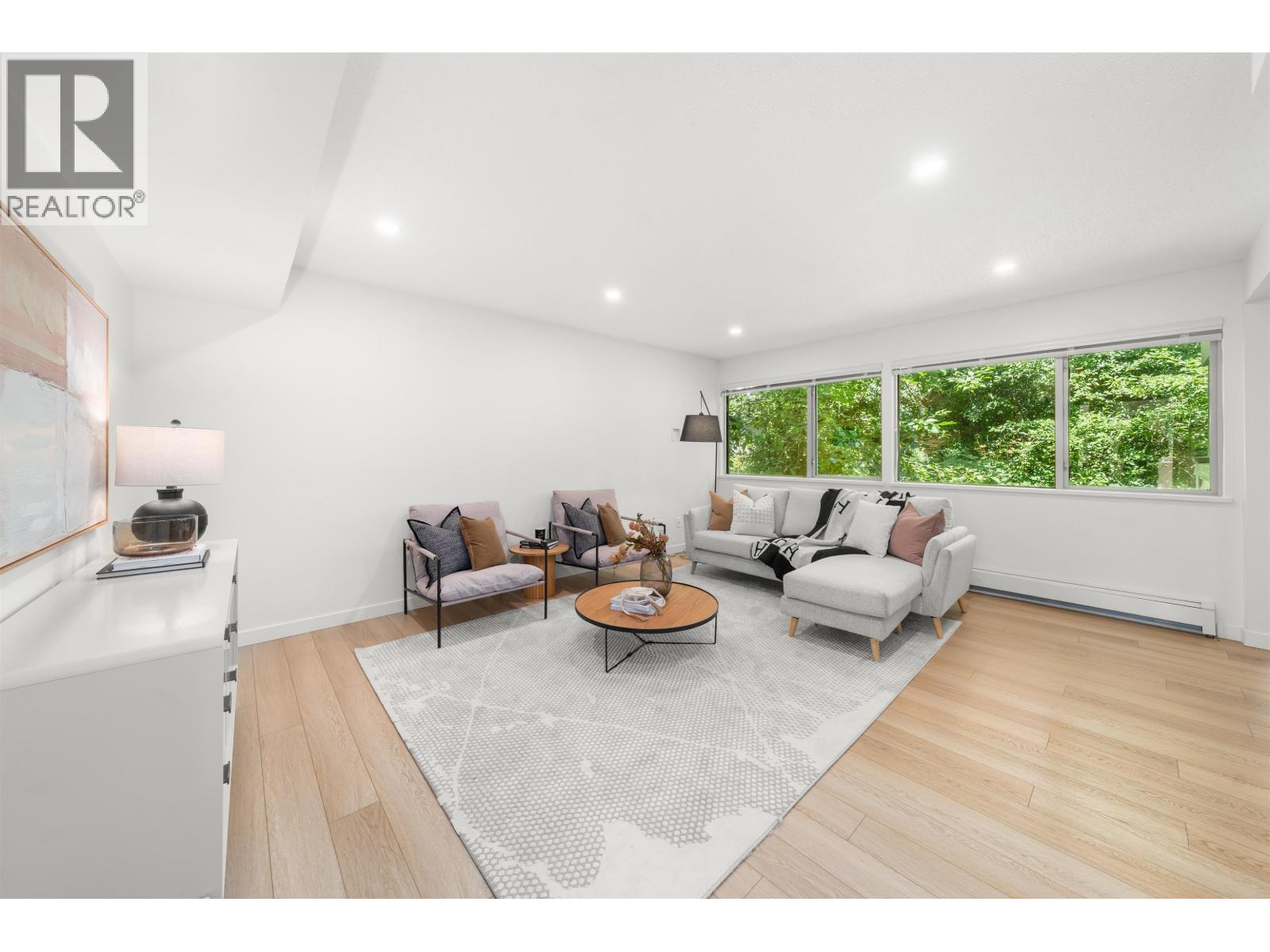 879 WESTVIEW CRESCENT