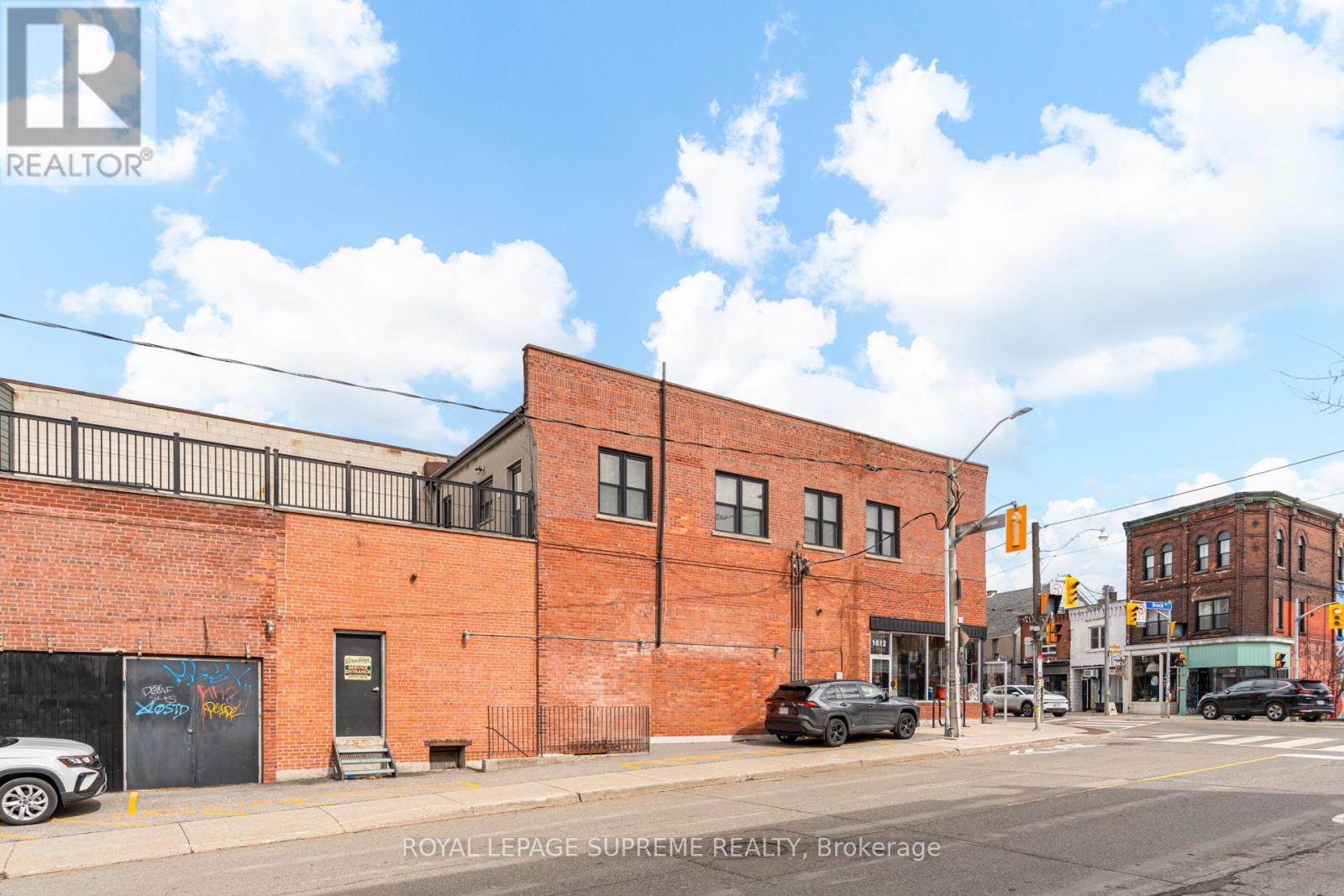 1612 DUNDAS STREET W