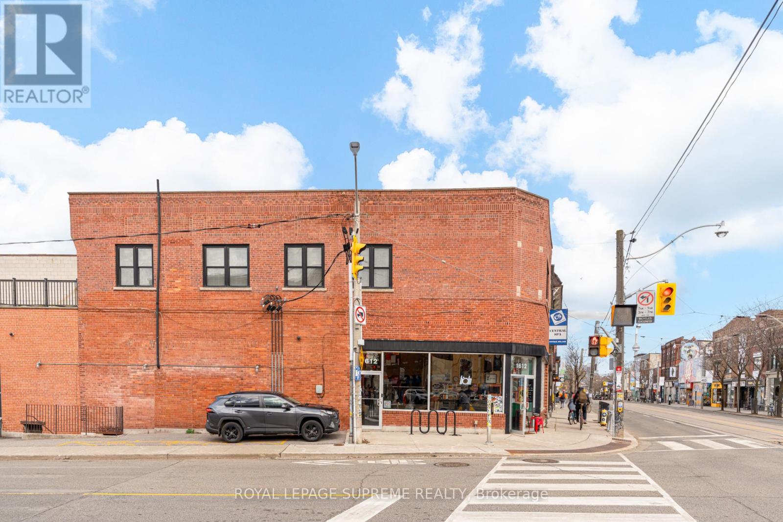 1612 DUNDAS STREET W