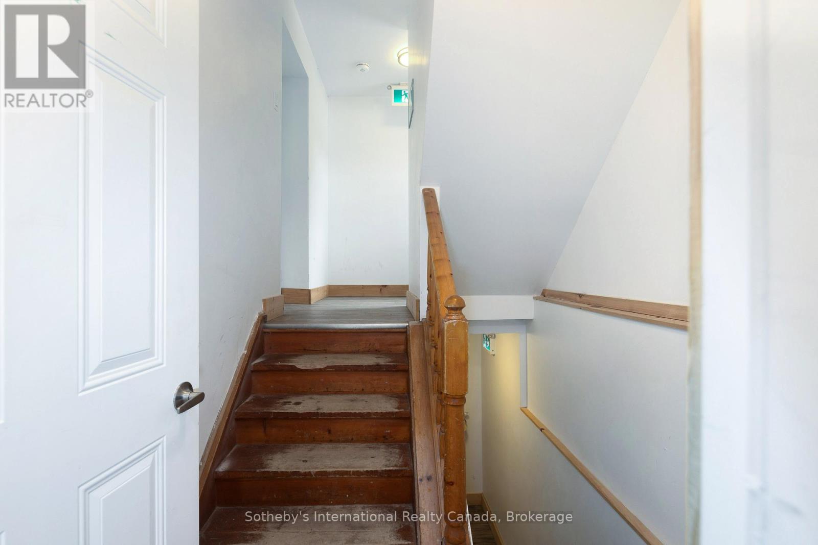 210 ARLBERG CRESCENT