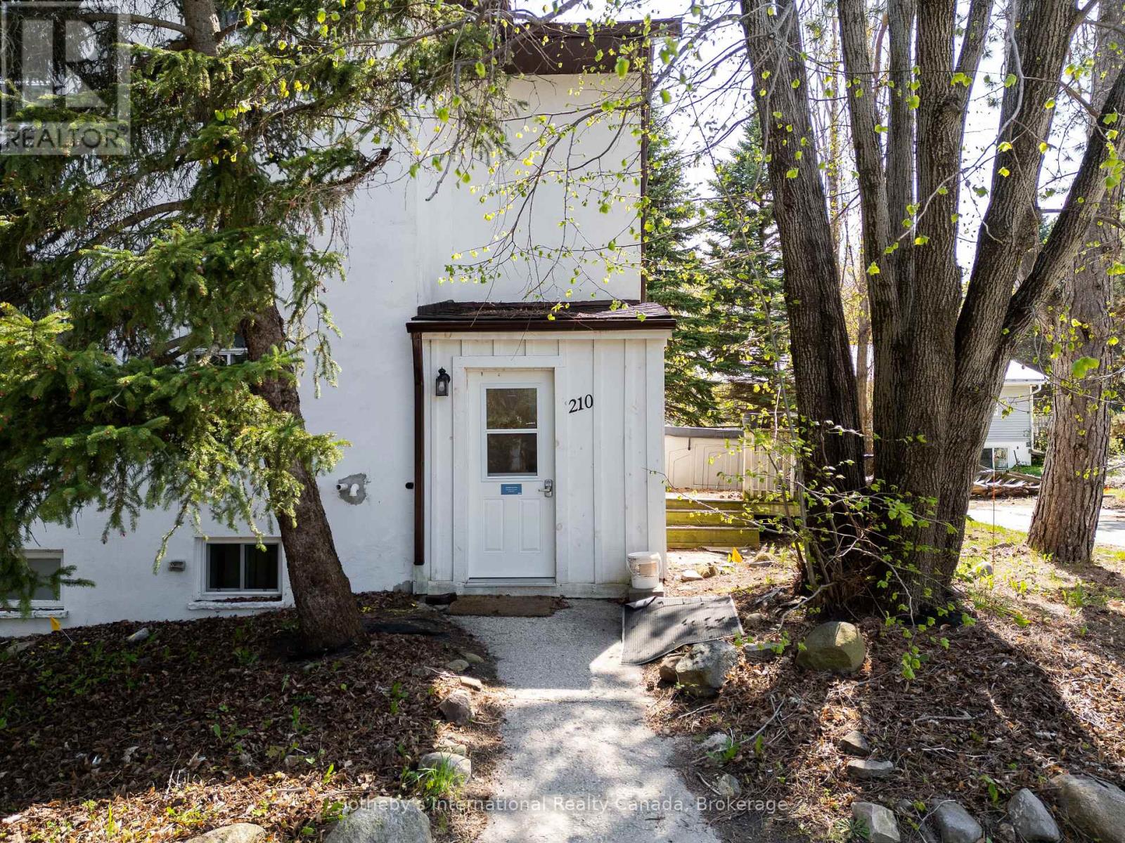210 ARLBERG CRESCENT