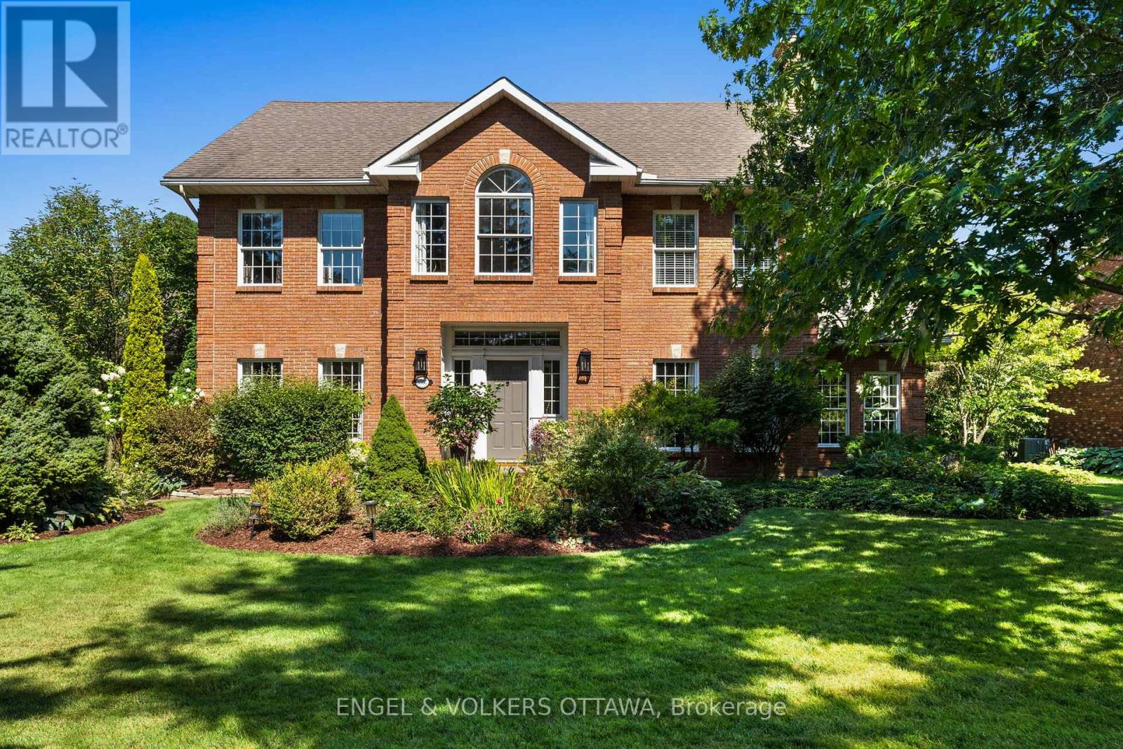 5557 PETTAPIECE CRESCENT