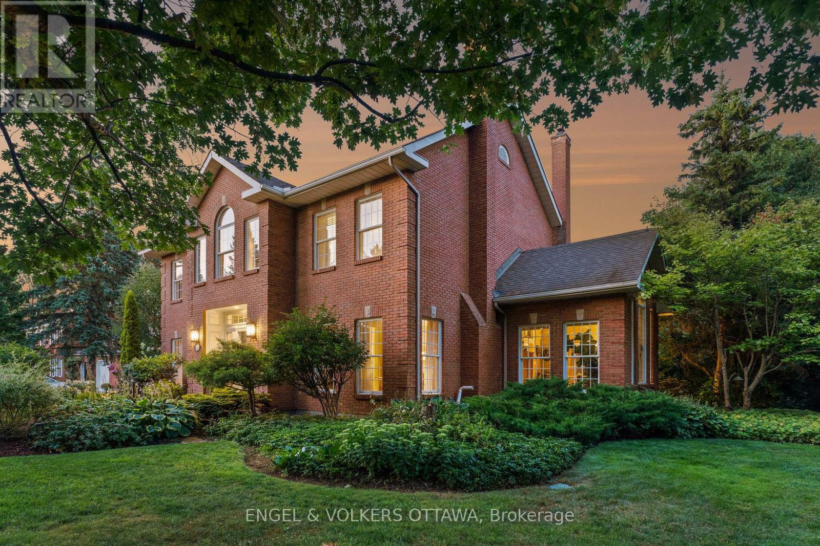 5557 PETTAPIECE CRESCENT