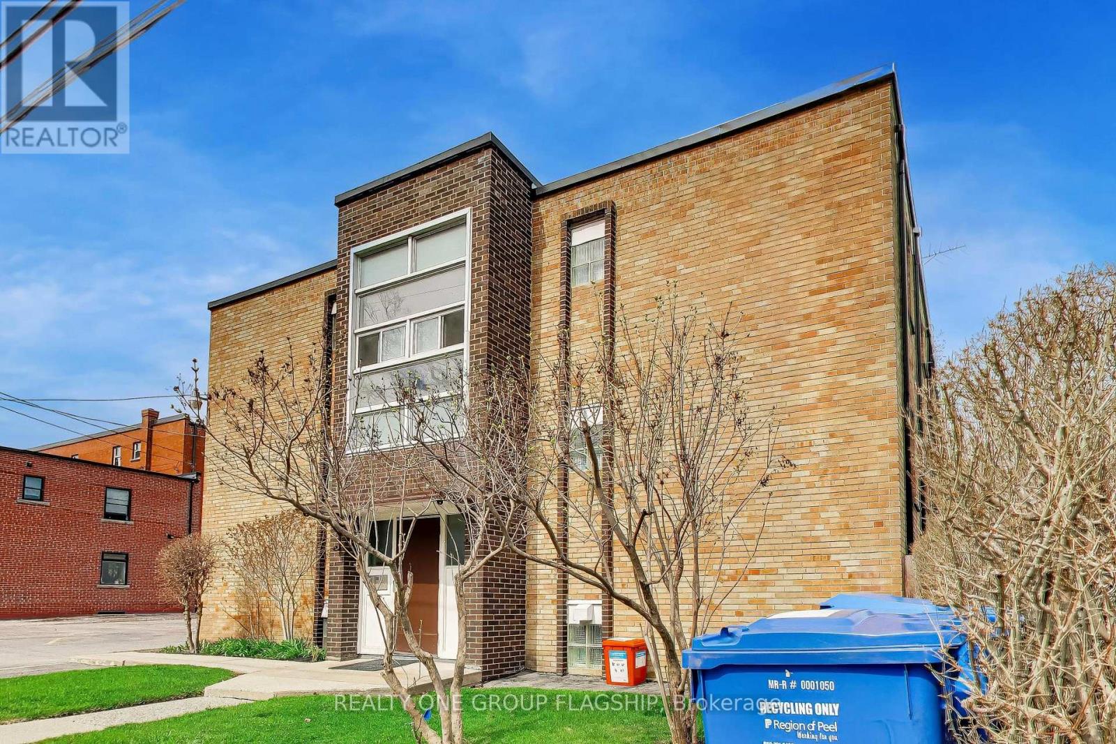 4 - 7 ELMWOOD AVENUE S