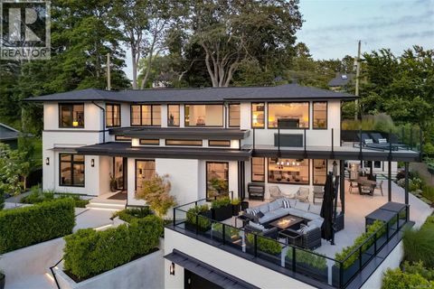 717 Robleda Cres Victoria BC V8S3K6