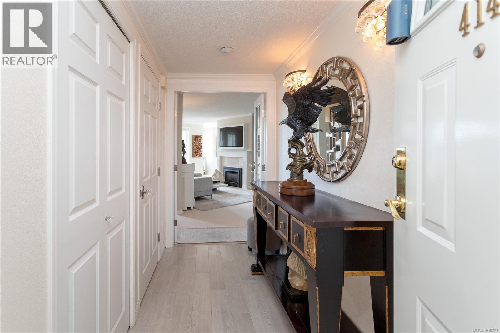 414 10 Paul Kane Pl