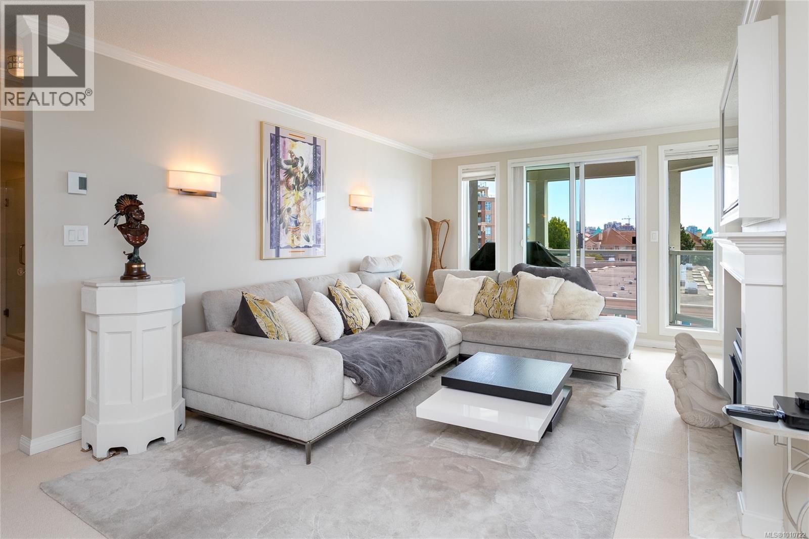 414 10 Paul Kane Pl