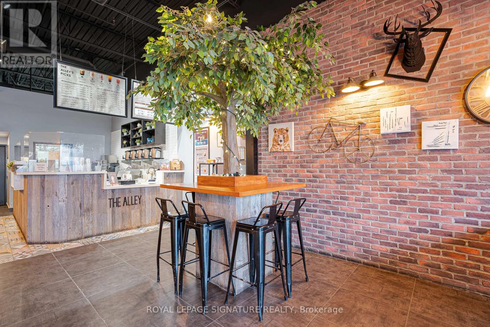 11 - 325 CENTRAL PARKWAY W