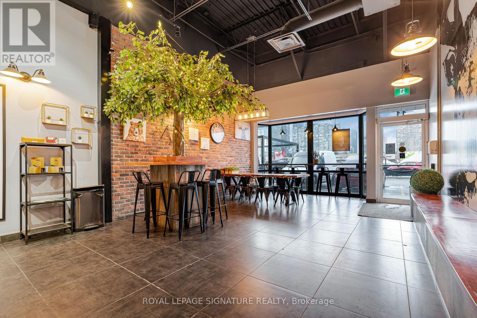 11 - 325 CENTRAL PARKWAY W