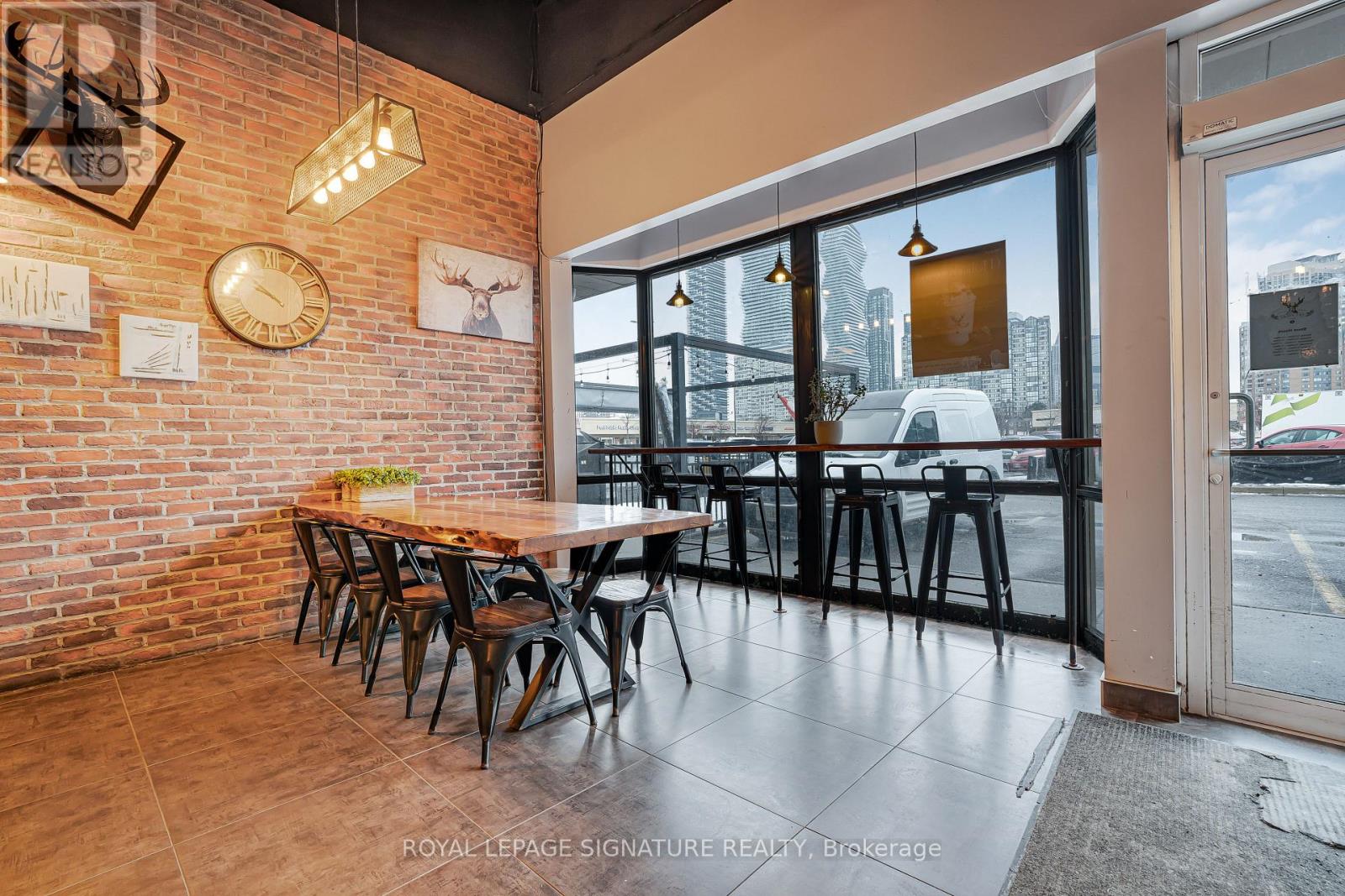 11 - 325 CENTRAL PARKWAY W