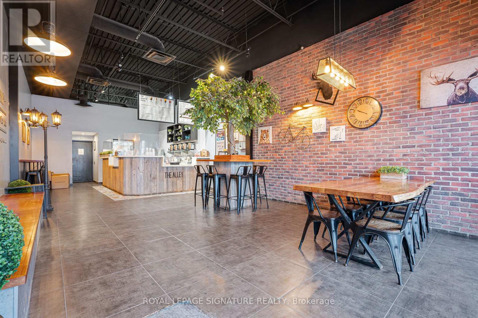 11 - 325 CENTRAL PARKWAY W