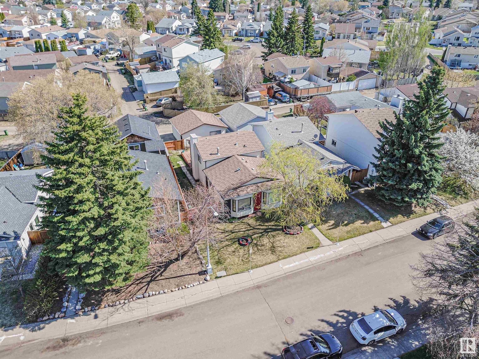 393 Kirkpatrick Crescent NW
