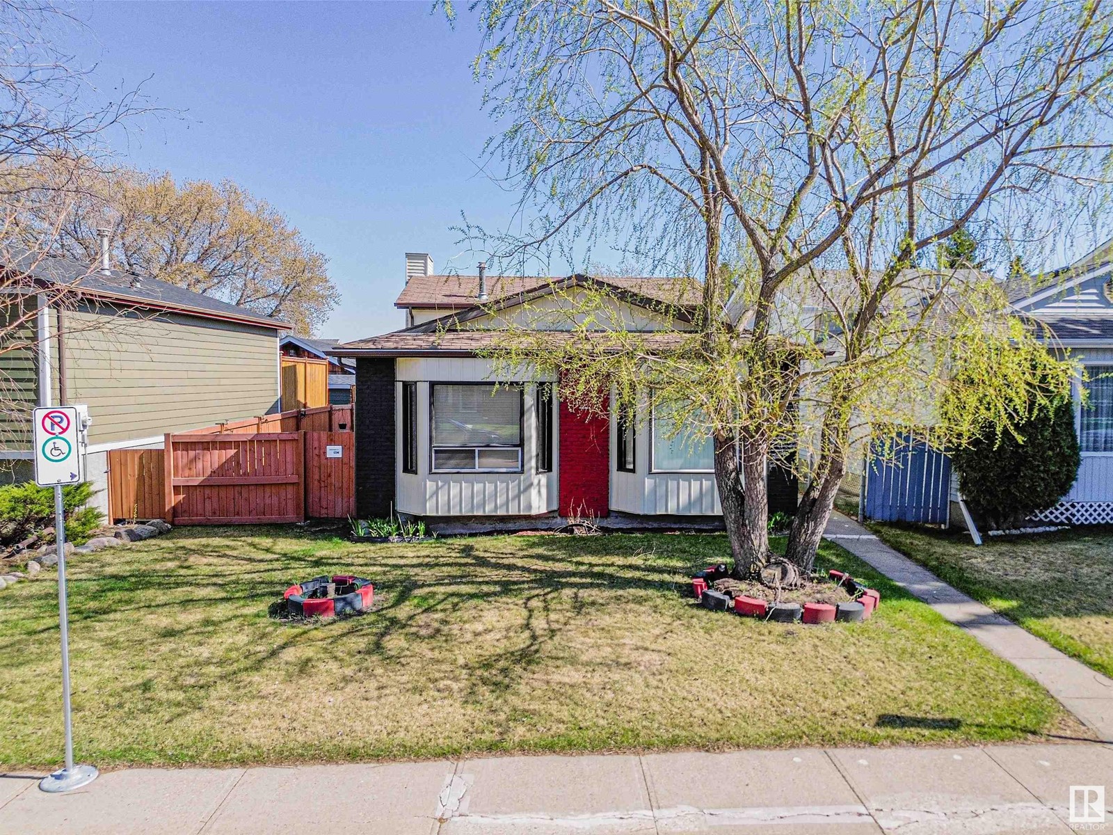 393 Kirkpatrick Crescent NW