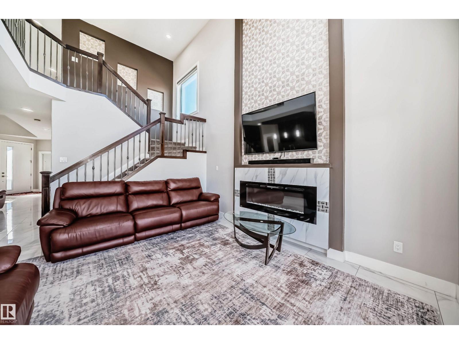 2464 15 AV NW NW