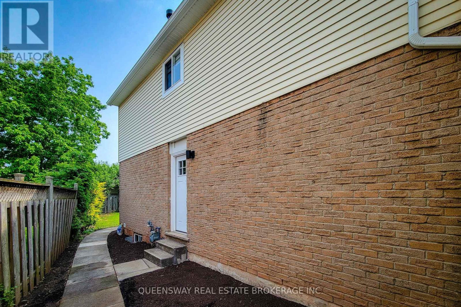 142 MACINTOSH DRIVE N
