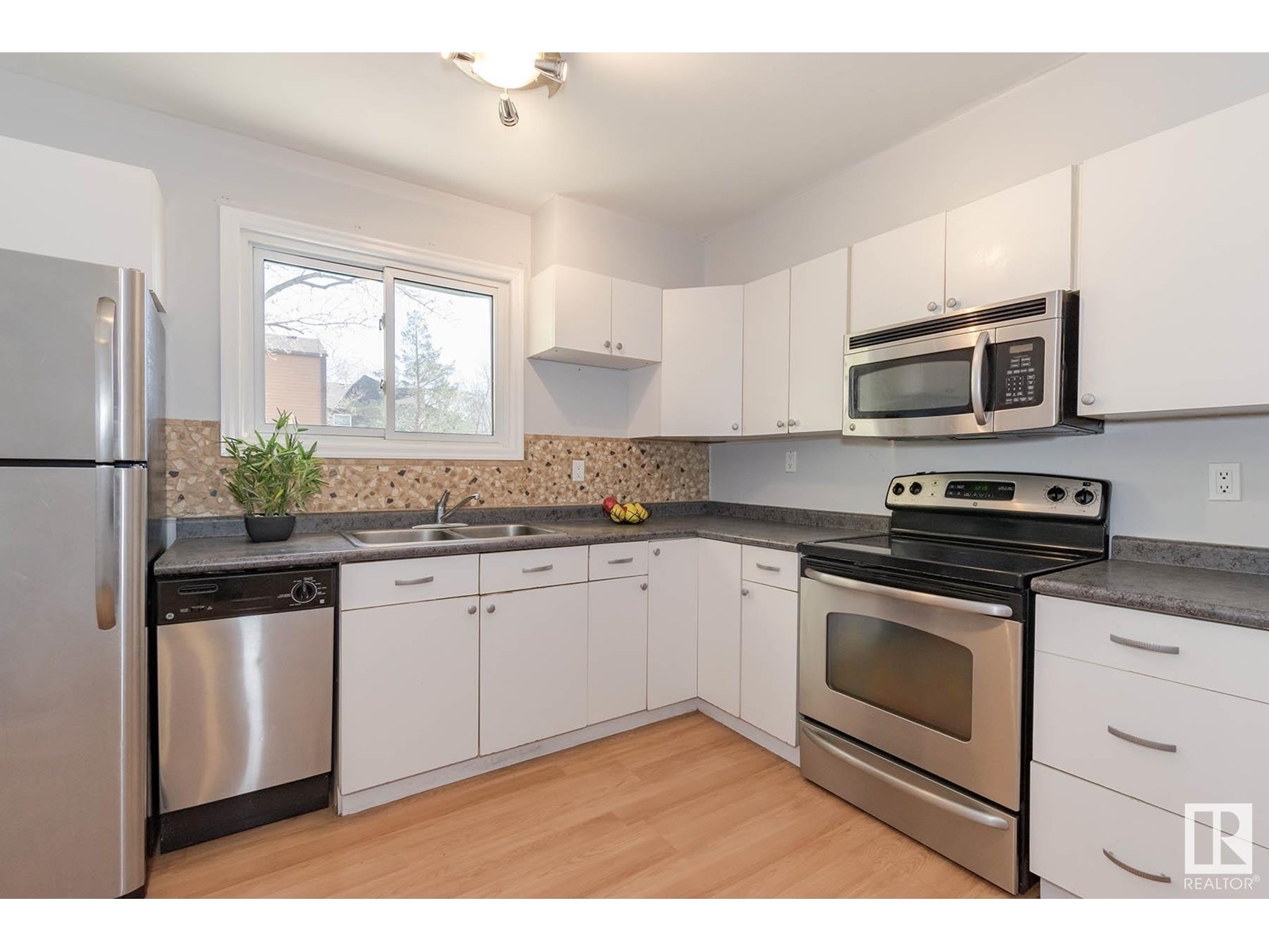 8041 27 AV NW
